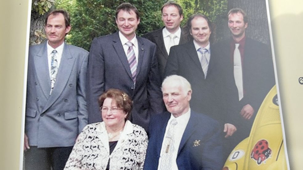 Familie Willms hat im Laufe der Jahrzehnte unzählige Fotos mit ihrem gelben Käfer gemacht. Zu wichtigen Anlässen, hier die goldene Hochzeit, war das Auto stets präsent. Repro: Susanne Ullrich