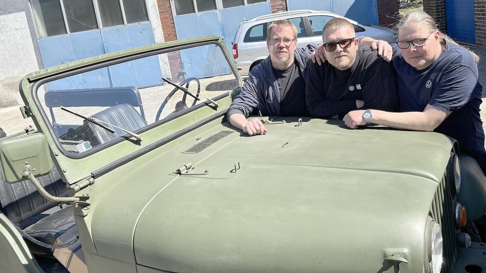 Mechaniker Gorden Pohlmann (von rechts) hält Max Cornelius im Autohandel den Rücken frei. Björn Simon ist Teil der „Speedshop“-Community. Seit mehr als zehn Jahren verfolgt er, was Cornelius alles so treibt – und unterstützt ihn, wo er kann. Foto: Susanne Ullrich