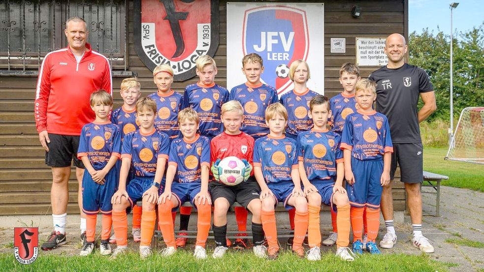 Die aktuelle 2. D-Jugend des JFV Leer von Trainer Kuno Fischer (links) und Uwe Dogs (rechts) wird künftig im Trikot von Frisia Loga auflaufen. Foto: Privat