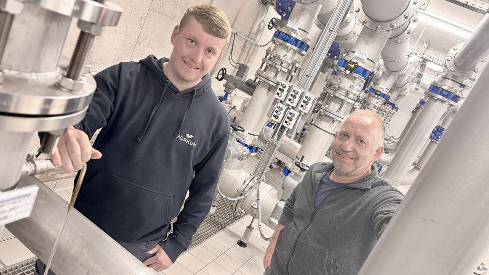 Silas Poppinga und Frank Schönball (rechts) kümmern sich um die Wasserversorgung auf Borkum. Foto: Florian Ferber