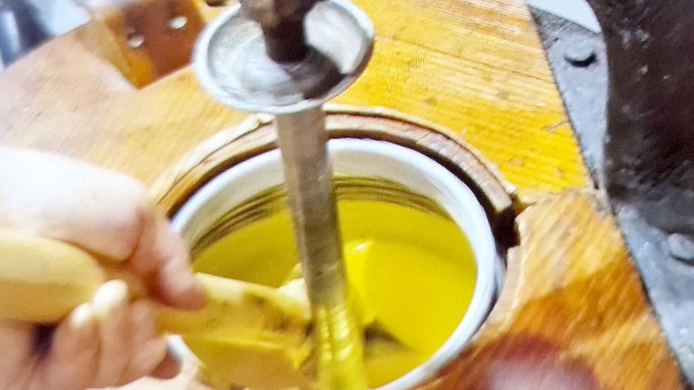 Als es noch keine Eismaschinen gab, brauchte man zur Eisherstellung zwei kräftige Personen: einer brachte mit einer Kurbel die Trommel in einem Holzfass zum Rotieren, der andere kratzte die Eismasse immer wieder von der Wand der gekühlten Trommel, bis eine cremige Masse entstand. Foto: Gettkowski