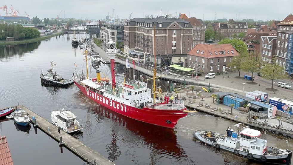 Langsam verlässt das rote Wahrzeichen den Ratsdelft. Ein Schlepper bringt das historische Feuerschiff zur Werft ins Trockendock. Foto: Esther Saathoff