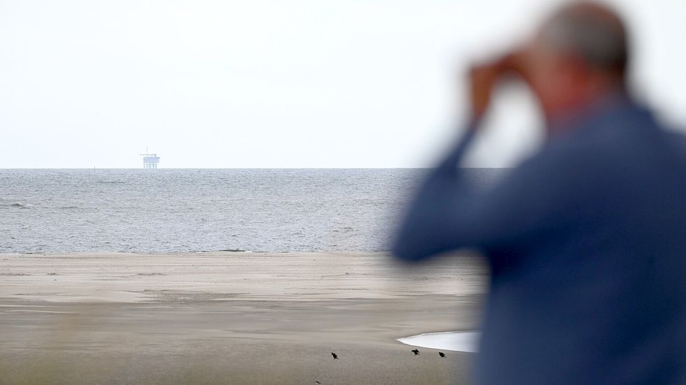Die Förderplattform N05-A ist von Borkum aus zu sehen. Foto: Lars Penning/dpa
