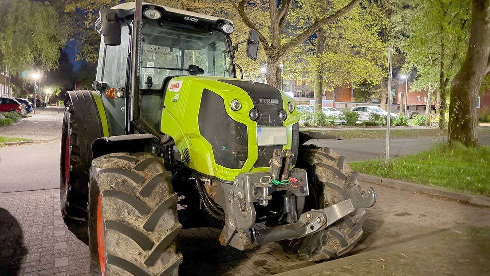Der gestohlene Traktor wurde auf dem Parkplatz vor dem Klinikum in Leer gefunden. Foto: Nils Hanken