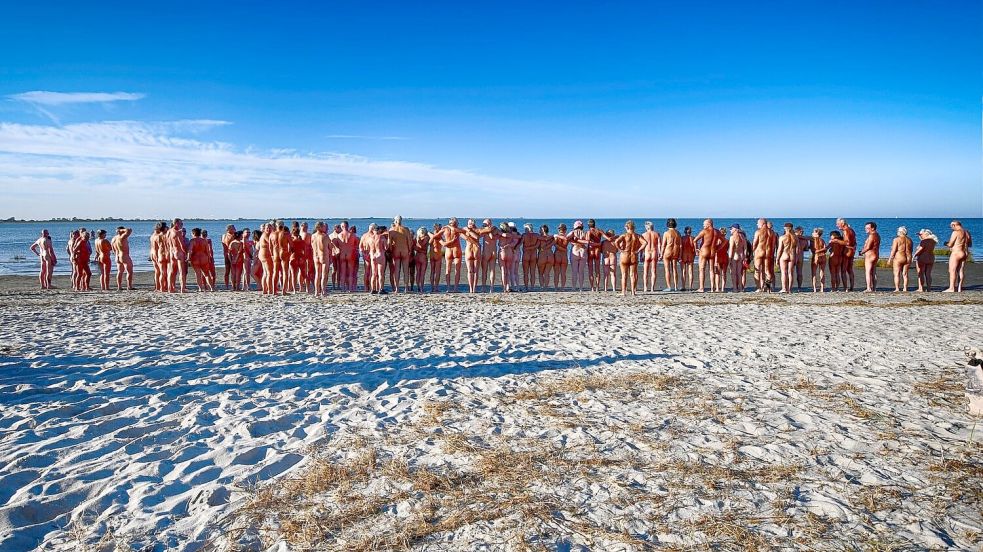 FKK hat auch an der Nordsee eine lange Tradition. In Hooksiel erfreut sich das textilfreie Strandvergnügen seit Jahrzehnten größter Beliebtheit. Foto: Melanie Hanz/Archiv