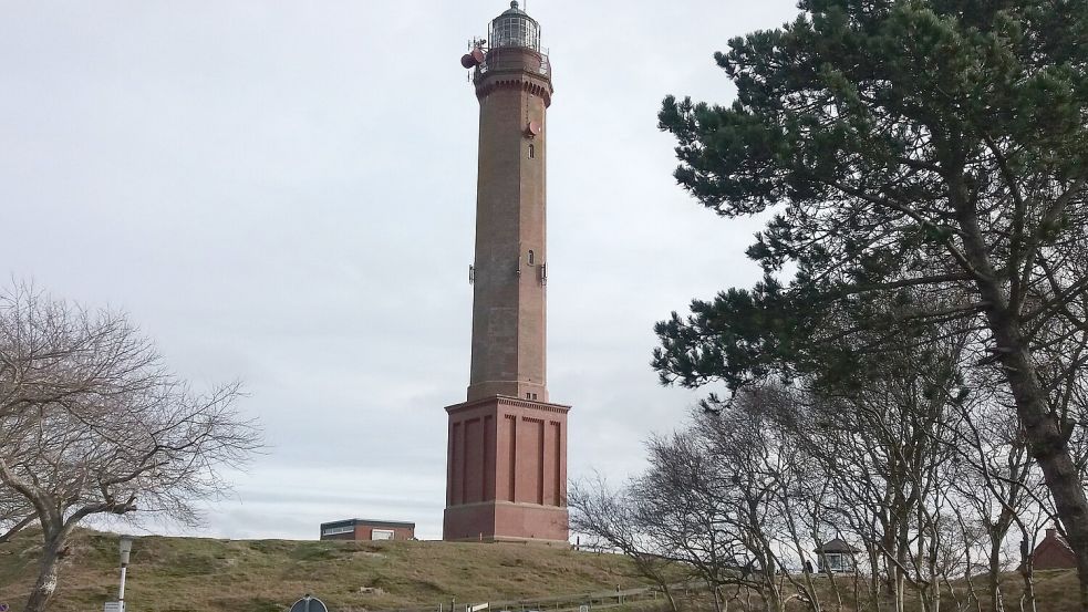 Der 1871 bis 1874 erbaute achteckige Leuchtturm steht unter Denkmalschutz. Das Bauwerk ist 59,60 Meter hoch; das Feuer ist rund 23 Seemeilen (42,6 Kilometer) weit sichtbar. Foto: Theo Kruse