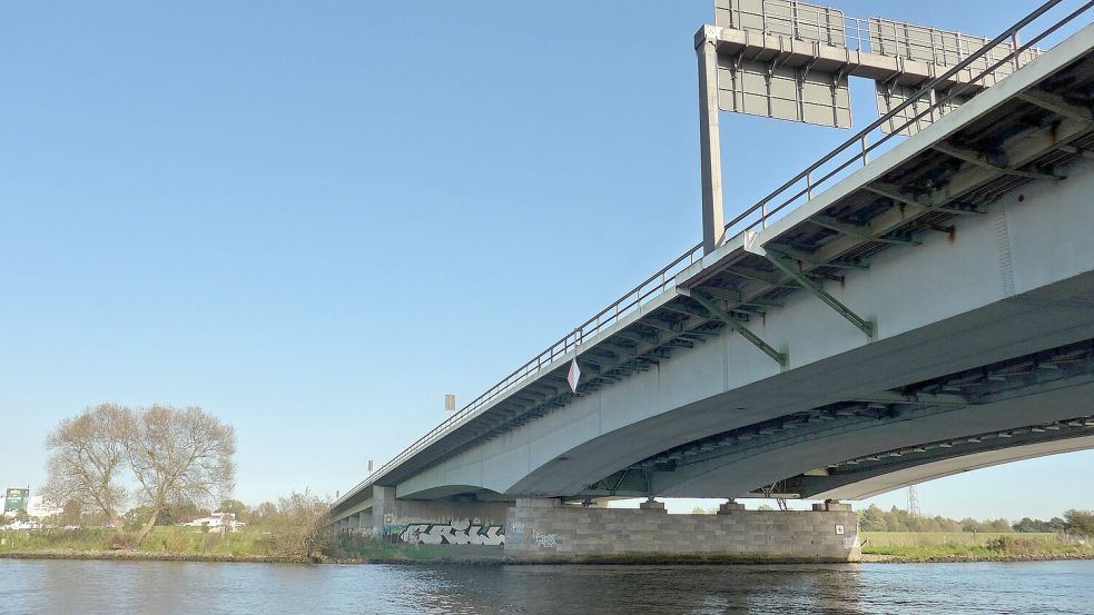 Zeitweise kein Durchkommen am Wochenende: Die Weserbrücke wird nachts gesperrt. Foto: imago images/Eckhard Stengel