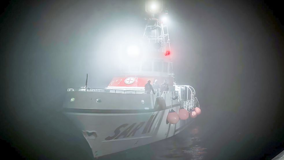 Der Seenotrettungskreuzer „Hamburg“ (DGzRS-Station Borkum) bei Nebel vor dem Längsseitsgehen zur Übernahme eines verletzten Seemannes. Foto: Die Seenotretter – DGzRS/Zoll