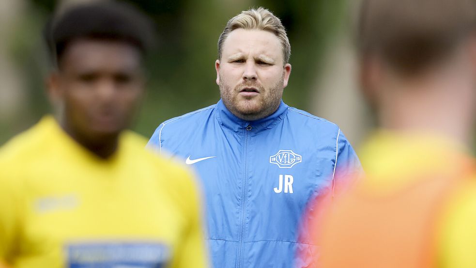 Der VfL Germania Leer und Trainer Jan-Niklas Eickels stecken tief im Abstiegskampf. Foto: Jens Doden/ Emden