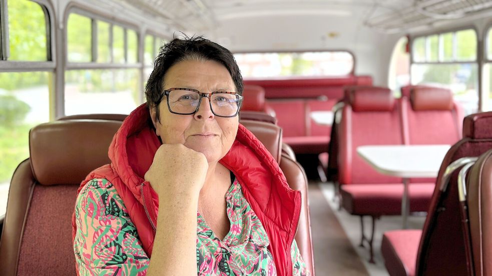 Busfahrerin Heike Hasselder auf dem Oberdeck ihres Doppeldeckers: Ihr nächstes Ziel ist, bei einer Tour einmal als Gast mitzufahren – statt selbst am Steuer zu sitzen. Foto: Nicole Böning