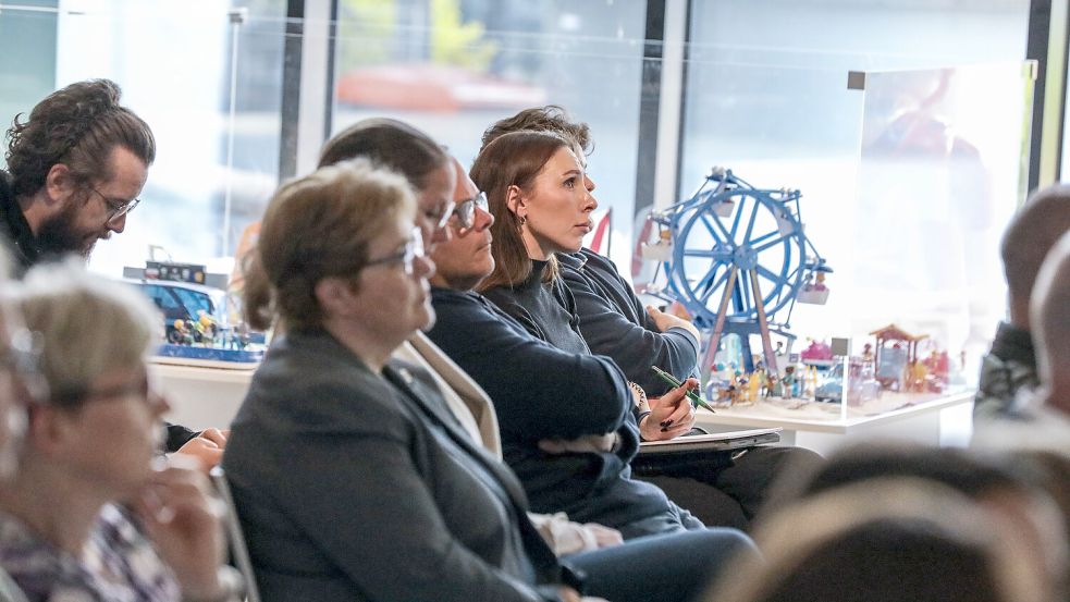 Keynotes, persönlicher Austausch und ein angemessenes Ambiente: Im EEZ in Aurich kamen rund 70 Vertreterinnen und Vertreter der ostfriesischen Wirtschaft zusammen. Foto: Claus Hock