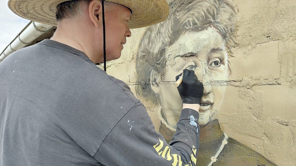Der Leeraner Künstler Germar Claus setzt das Porträt in modernem Stil um. Foto: Privat