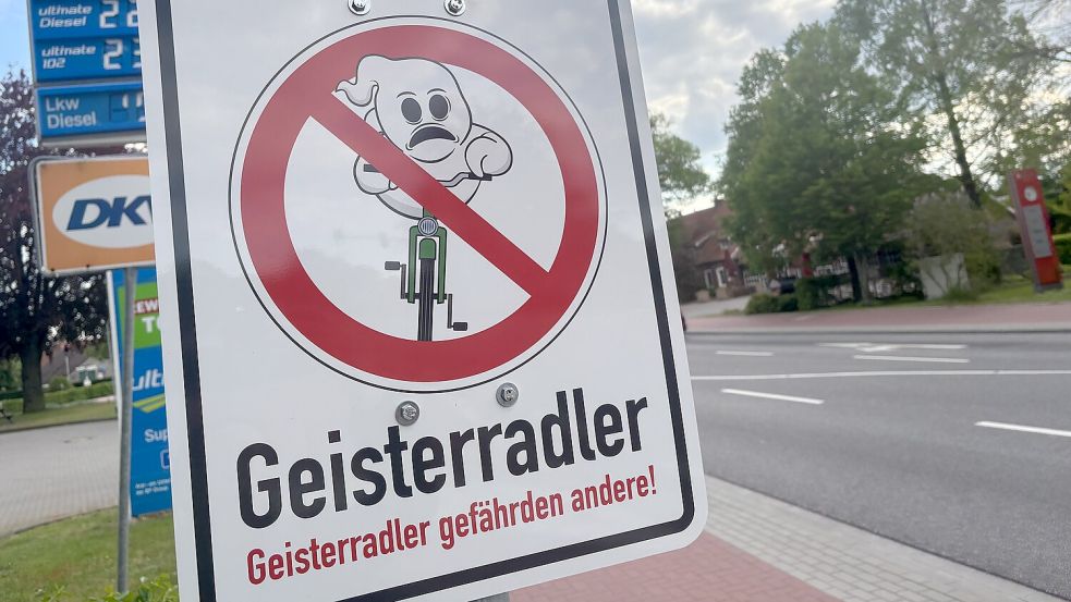 „Geisterradler gefährden andere!“, warnen die Schilder an der B 72. Foto: Jasmin Oltmanns