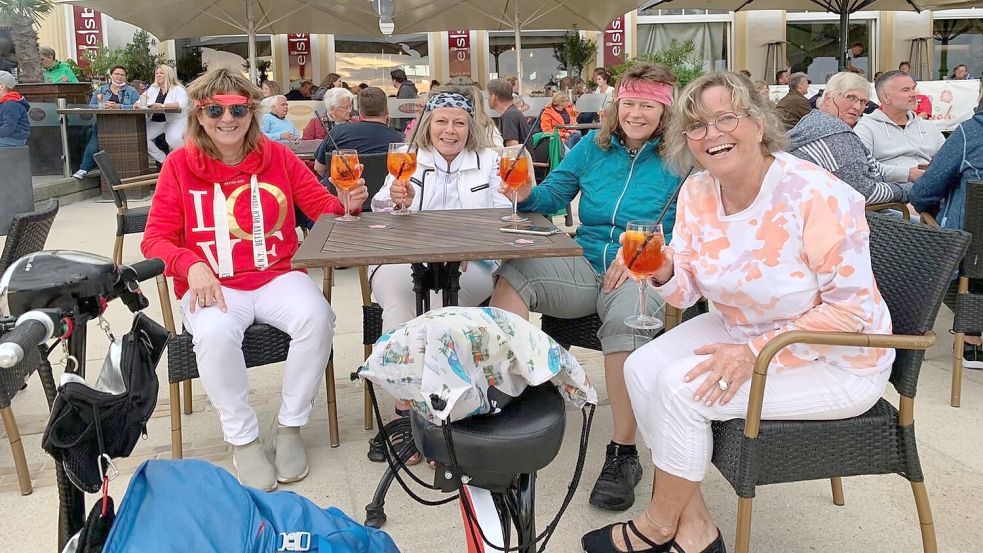 Ein Aperol auf Borkum und die Mutti: Ulla Trimpop (von links), Sieglinde Weinhold, Manu Schäckermann und Gilla Peters. Foto: privat