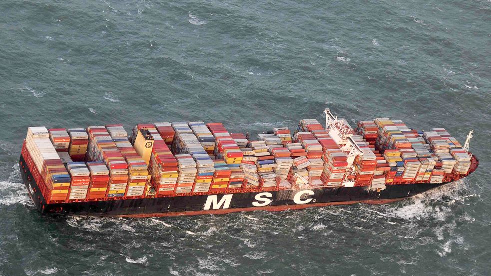 Borkum: Die Luftaufnahme aus einem Überwachungsflugzeug des Havariekommandos zeigt das Containerschiff „MSC Zoe“, das im Sturm im Januar 2019 mehrere hundert Container verloren hat. Foto: Havariekommando/dpa