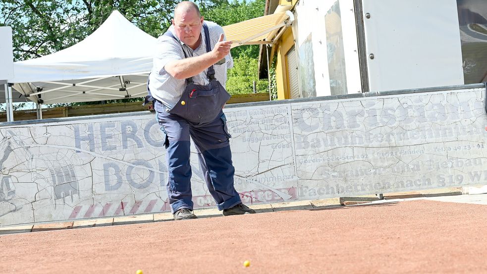 Ein Profi bei der Arbeit: Willi Schunke vom Sportverein Jennelt/Uttum weiß, wie man die Murmeln wirft, um sie möglichst strategisch auf dem Feld zu platzieren. Fotos: Heinz Wagenaar
