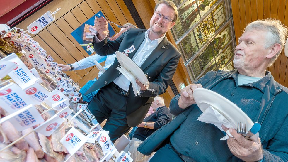 Auch Oberbürgermeister Tim Kruithoff (links) ließ sich den Matjes schmecken. Foto: Klaus Ortgies