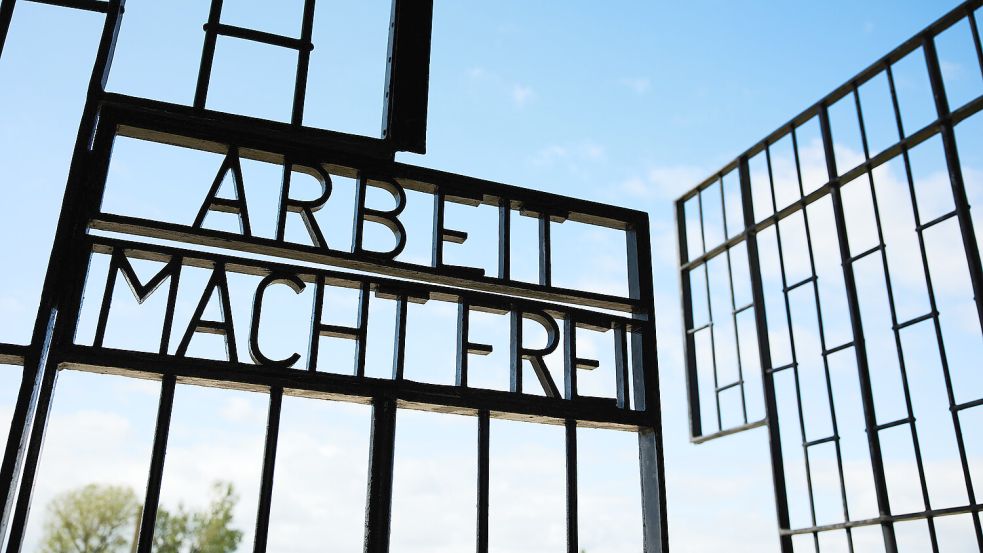 Der Schriftzug „Arbeit macht frei“ steht an den Eingangstoren mehrerer ehemaliger Konzentrationslager, wie hier in Sachsenhausen. Foto: Jörg Carstensen/dpa