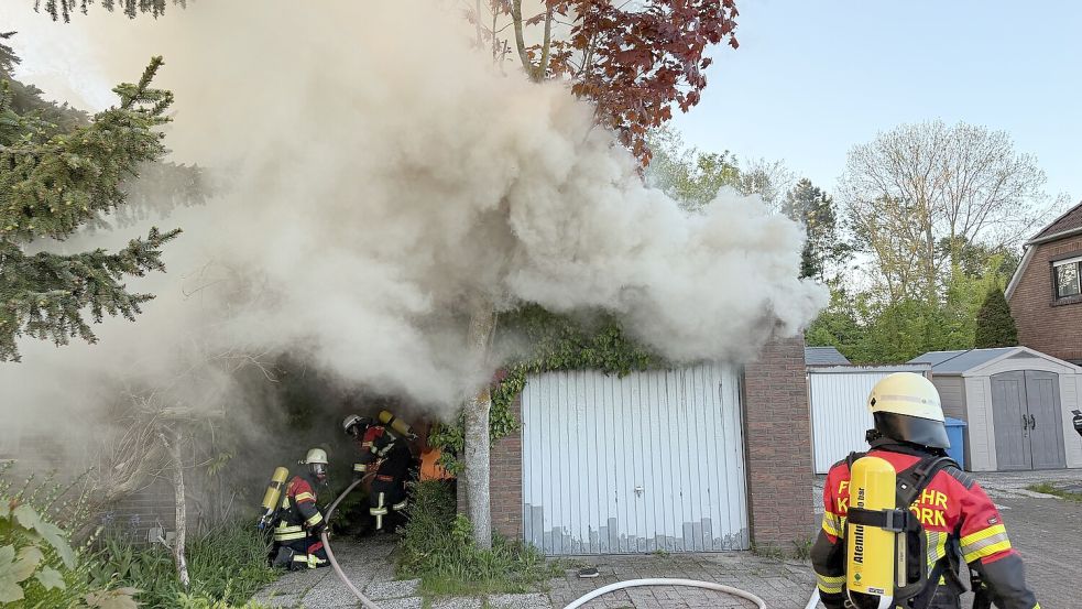 Zu einem Garagenbrand in Pewsum ist es am Freitagabend gekommen. Die Feuerwehr war im Einsatz. Foto: Feuerwehr Krummhörn