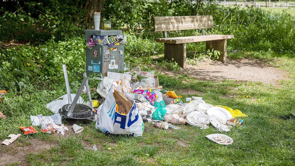 Müll, Scherben und zurückgelassene Gegenstände prägten das Gebiet rund um den Osnabrücker Rubbenbruchsee nach dem 1. Mai 2026. Foto: Denise Matthey