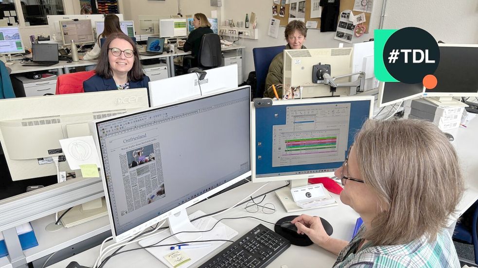 Am Print-Desk bereiten die Kolleginnen die Zeitung für morgen vor. Katharina Rieken (vorne) arbeitet gerade an der Ostfriesland-Aufschlagseite in der OZ. Auf der anderen Seite des Tisches strahlen uns Grit Mühring (links) und Ute Kabernagel an. Sie entscheiden, welcher Artikel auf welche Seite kommt. Hinter ihnen sitzt die andere Seite der Macht – die Digitalredaktion. Foto: Carmen Leonhard