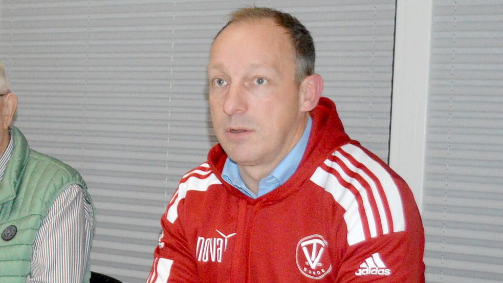 Bundes Fußballobmann Bernhard Lübbers bildete mit seinem 47-jährigen Bruder Johann am Sonntag die Bunder Innenverteidigung.