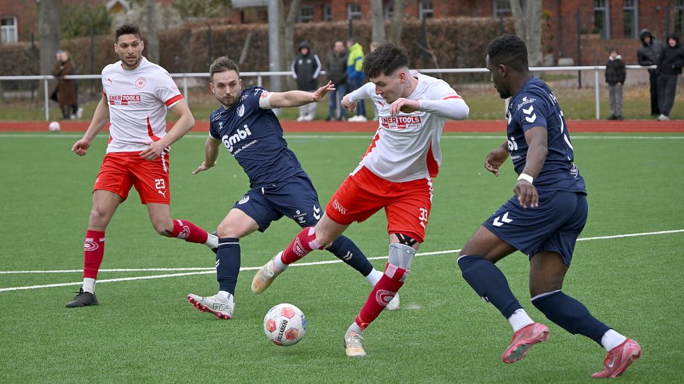 Leon Zimmermann (Mitte) hat in zehn Bezirksliga-Spielen für Großefehn zehn Tore geschossen. Foto: Heiner Steenhoff