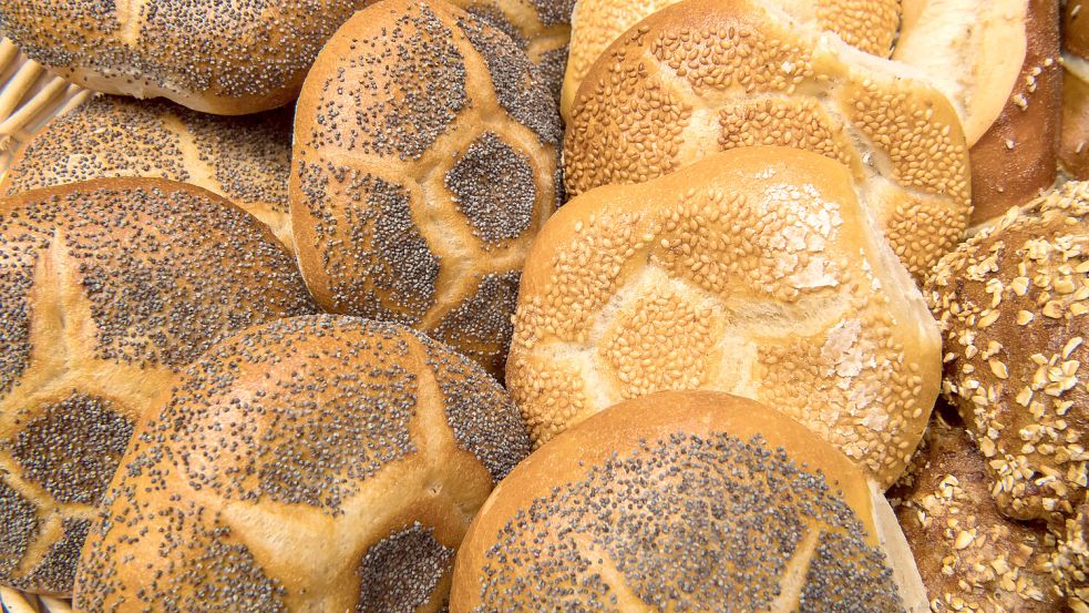 Frische Brötchen – wo gibt es die am Maifeiertag? Das erfahren Sie in diesem Beitrag. Symbolfoto: Peter Kneffel/DPA/Archiv