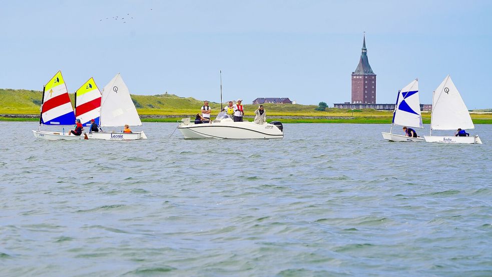 Vor der Kulisse des Wangeroger Wahrzeichens findet im August das 25. Jugendseglertreffen der Segelvereine der Ostfriesichen Inseln und Küste statt. Bild: Theo Kruse