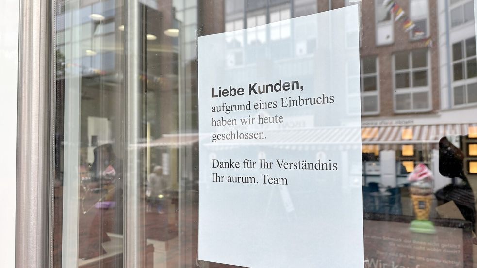 „Aufgrund eines Einbruchs haben wir heute geschlossen“ steht am Dienstagmorgen, 12. Mai 2026, auf einem Zettel, der in die Glastür des Juweliers Aurum geklebt ist. Fotos: Mona Hanssen