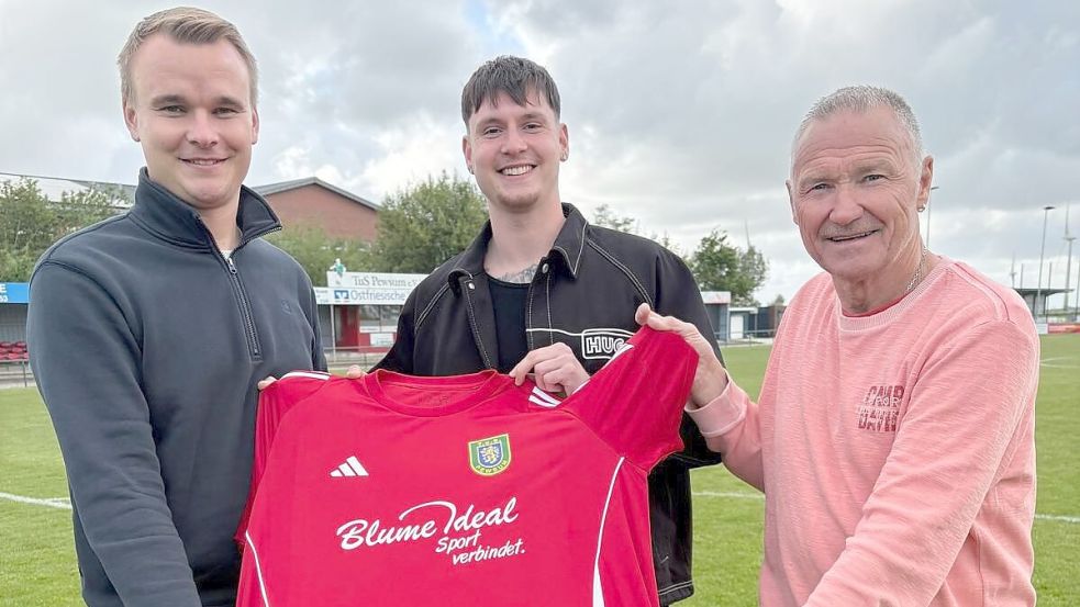 Trainer Jonas Petersen (links) und der Sportliche Leiter Heiner Wolthoff (rechts) freuen sich, dass Leon Zimmermann bald das TuS-Trikot tragen wird. Foto: TuS Pewsum