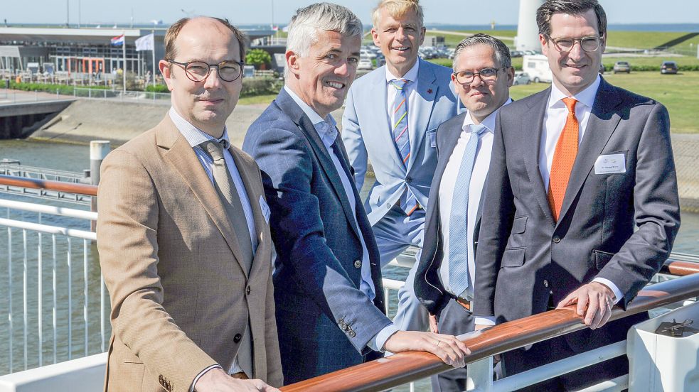 Feierten das Jubiläum: Provinz-Minister Erik Jan Bennema (von links), Groningen-Seaports-CEO Bart-Jan Hoevers, AG-Ems-Aufsichtsratsvorsitzender Dr. Bernhard Brons, AG-Ems-Vorstand Warner Warnders und der AG-Ems-Vorstandsvorsitzende Dr. Wessel P. Brons. Foto: AG Ems