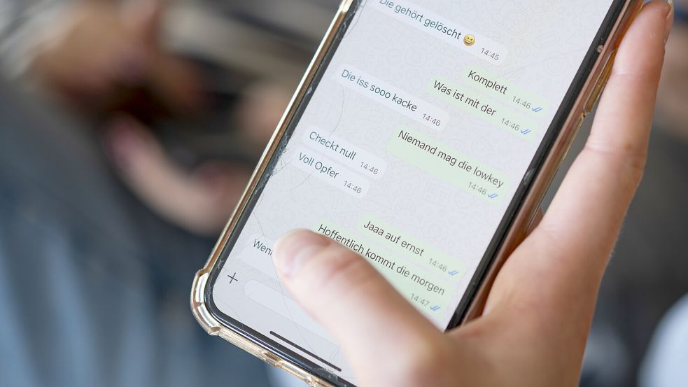 Jugendliche werden auch per WhatsApp gemobbt. Symbolfoto: dpa