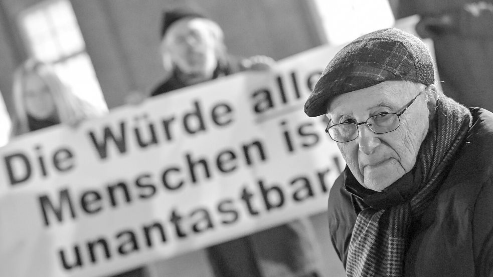 Albrecht Weinberg sprach im hohen Alter über die schrecklichen Erfahrungen, die er in der NS-Zeit erleben musste. Foto: Klaus Ortgies/Archiv