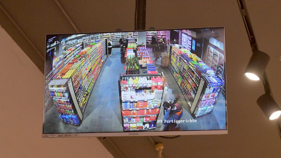 Blick auf einen Bildschirm im Combi-City, der die Kamera-Aufnahme wiedergibt. Das Geschäft wird von mehreren Kameras bewacht, um mögliche Ladendiebstähle schnell zu entdecken. Foto: Klaus Ortgies/Archiv