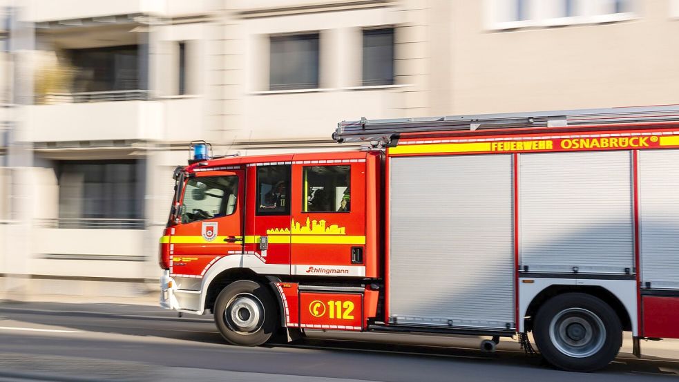 Einsatz für die Feuerwehr: In zwei Kliniken in Osnabrück soll ein 26-Jähriger aus Berlin 2025 Feuer gelegt haben, dafür muss er sich nun vor Gericht verantworten. Foto: Benjamin Beutler