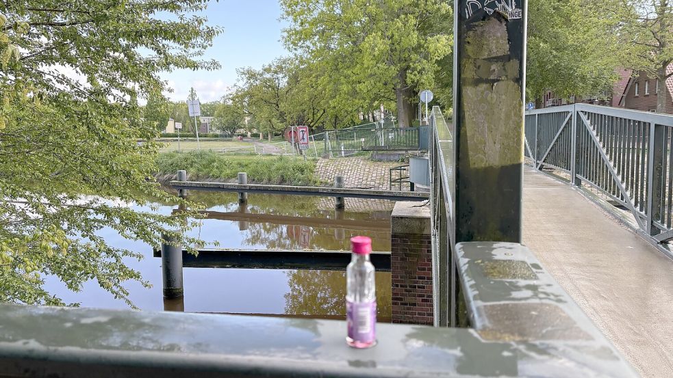 Ein kleines Fläschchen Hubertus Tropfen steht auf dem Geländer der Brücke zum Schwanenteich. Da dort aktuell eine Baustelle ist, fand die Party woanders statt. Fotos: Mona Hanssen