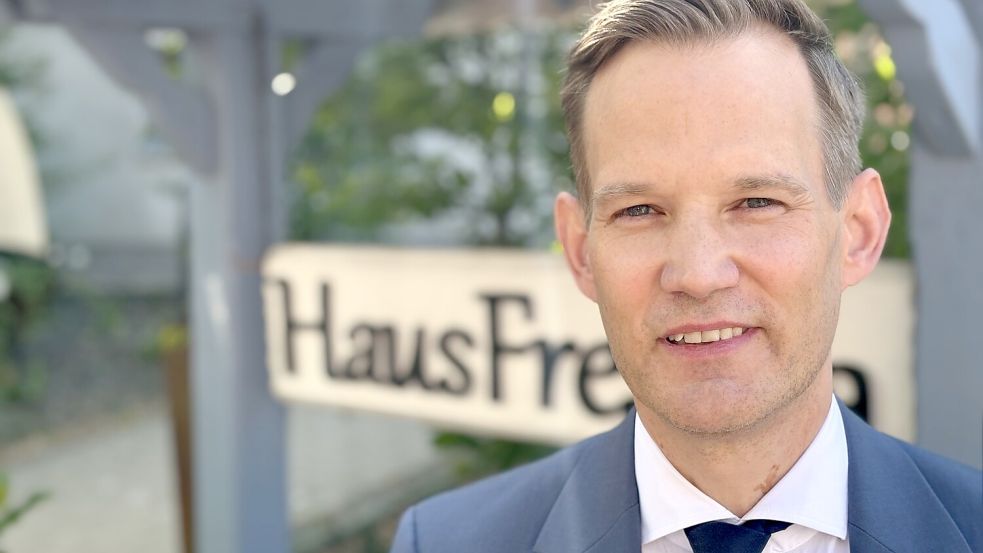 Hendrik Streeck, Beauftragter der Bundesregierung für Sucht- und Drogenfragen, hat dem Haus Fresena in Weener einen Besuch abgestattet. Foto: Oliver Bär