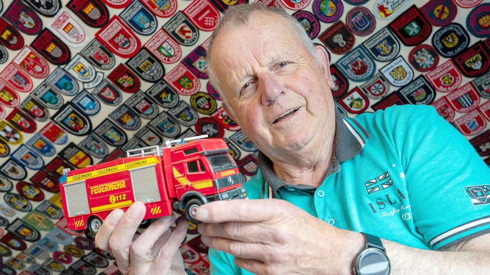 50 Jahre Sammelleidenschaft und 50 Jahre Feuerwehr: Hans-Wilhelm Janssen aus Rysum liebt alles, was mit der Feuerwehr zu tun hat. Foto: Klaus Ortgies