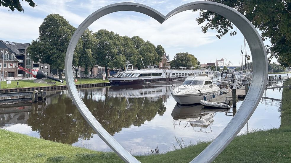 Ein Herz für die Flusskreuzfahrt: Die Stadt Emden möchte mehr Schiffe wie die „Excellence Pearl“ (hinten) anlocken. Dafür soll auch die Infrastruktur geschaffen werden. Die dafür nötigen Arbeiten verzögern sich allerdings. Fotos: Hannah Weiden/Archiv
