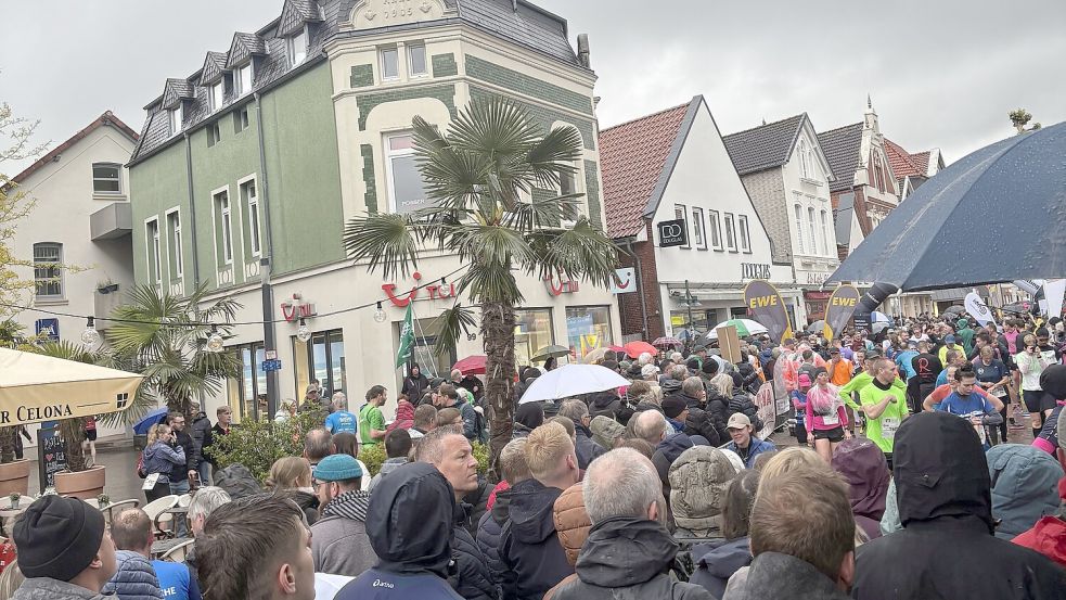 Zahlreiche Zuschauer waren in Leer beim Ziel und feuerten die Ossilooper an. Foto: Hannah Poppinga
