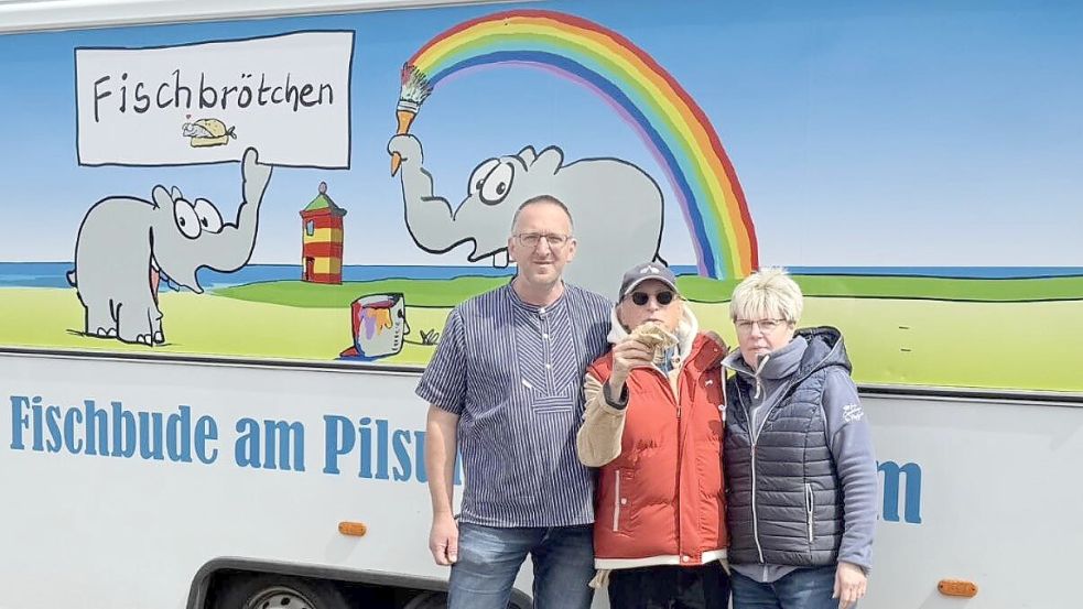 Otto Waalkes stattete der Fischbude am Pilsumer Leuchtturm am 15. Mai 2026 einen Besuch ab. Fischbudenbetreiber Michael und Heike Everwien hatten den Komiker auf ein Krabbenbrötchen eingeladen. Foto: Michael Everwien/Facebook Fischbude am Pilsumer Leuchtturm