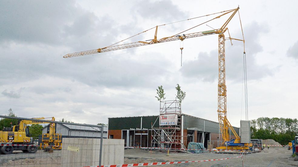 In nicht mal zwei Monaten soll es hier Burger und anderes geben: McDonald’s in Neermoor. Foto: Karin Lüppen