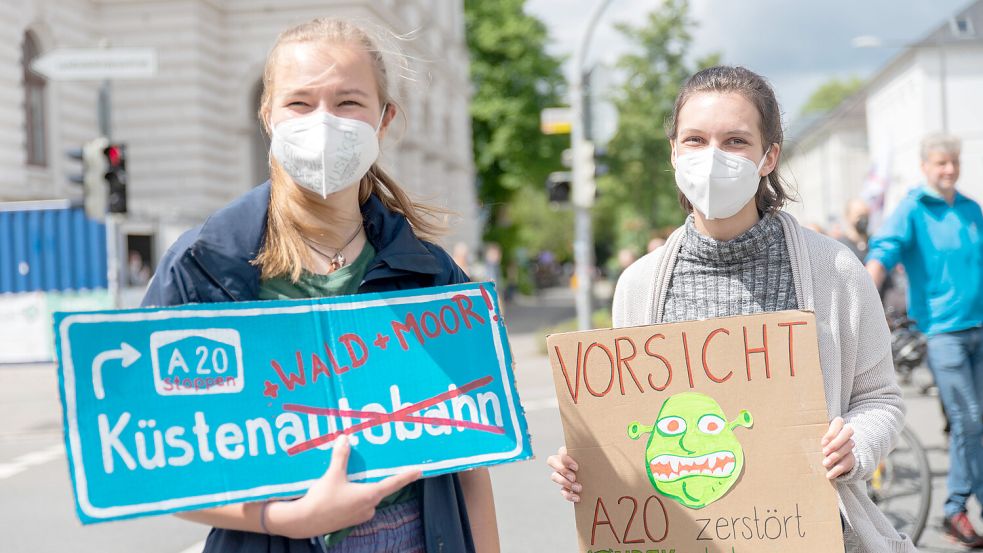Gegen den Bau der Küstenautobahn hat es immer wieder Proteste gegeben: Hier demonstrieren junge Menschen im Mai 2022 in Oldenburg. Foto: Eibner/Imago