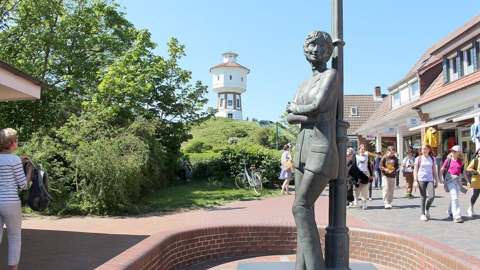 Die Lale-Andersen-Figur mit dem Langeooger Wasserturm im Hintergrund. Foto: Imke Oltmanns