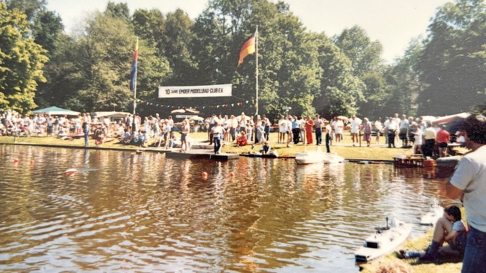 Große Schaufahrten und Feste hat der Schiffsmodellbau-Club beim Schwanenteich, seinem Vereinsgewässer, veranstaltet. Mittlerweile ist der Verein aufgelöst. Foto: Privatarchiv Karl Acker
