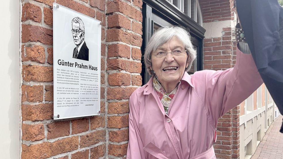 Lore Prahm enthüllt die Tafel, auf der ihrem verstorbenen Mann Günter gedacht wird. Foto: Jonas Bothe