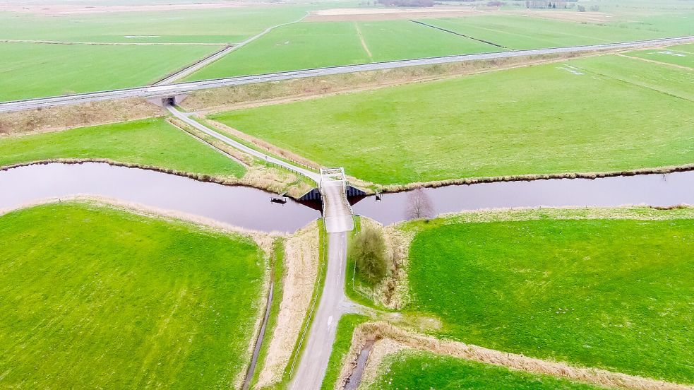 Die Leidsbrücke am Fehntjer Tief ist über den Leidsweg (untere Bildhälfte) und den Heikelandsweg (obere Bildhälfte) erreichbar. Dort wird in Kürze gearbeitet. Foto: Archiv