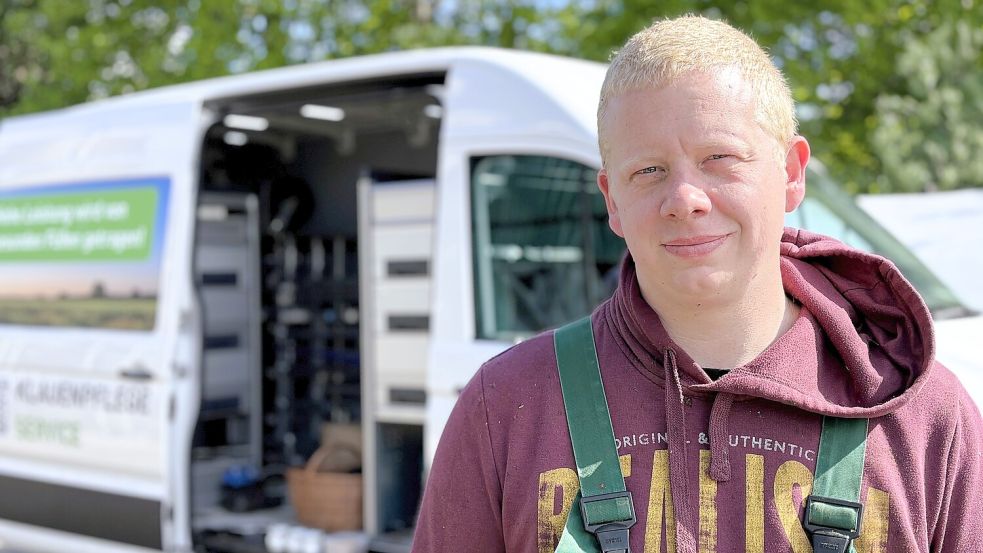 Klauenpfleger Marcel Janßen ist seit März 2025 für den Maschinenring Nordwest in Wiesmoor unterwegs – von Hof zu Hof, mit dem mobilen Pflegestand im Gepäck. Foto: Nicole Böning