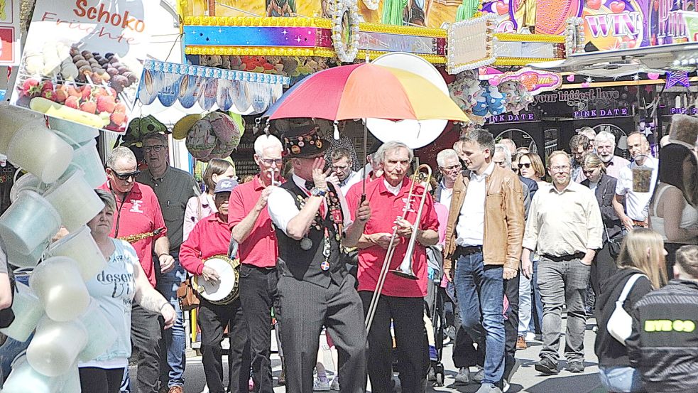 In Bunde wird am Wochenende Pfingstmarkt gefeiert – mit Live-Musik und vielem mehr. Foto: Bodo Wolters/Archiv